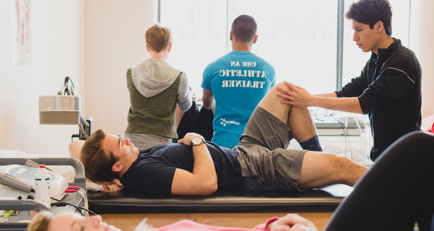 学生 in physical therapy class