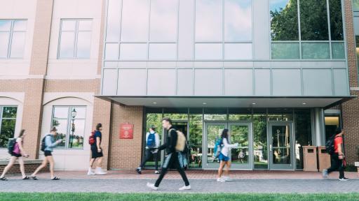 学生 walking on campus